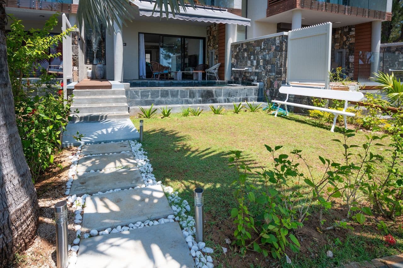 Three-Bedroom Seafront Apartment with Private Splash Pool - 2